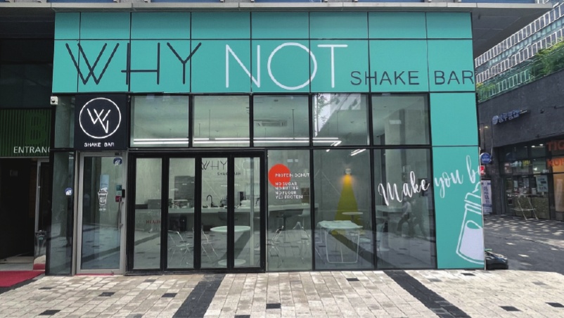 WHY NOT SHAKE BAR 매장 유리창과 출입문에 적용된 로고와 안내 그래픽